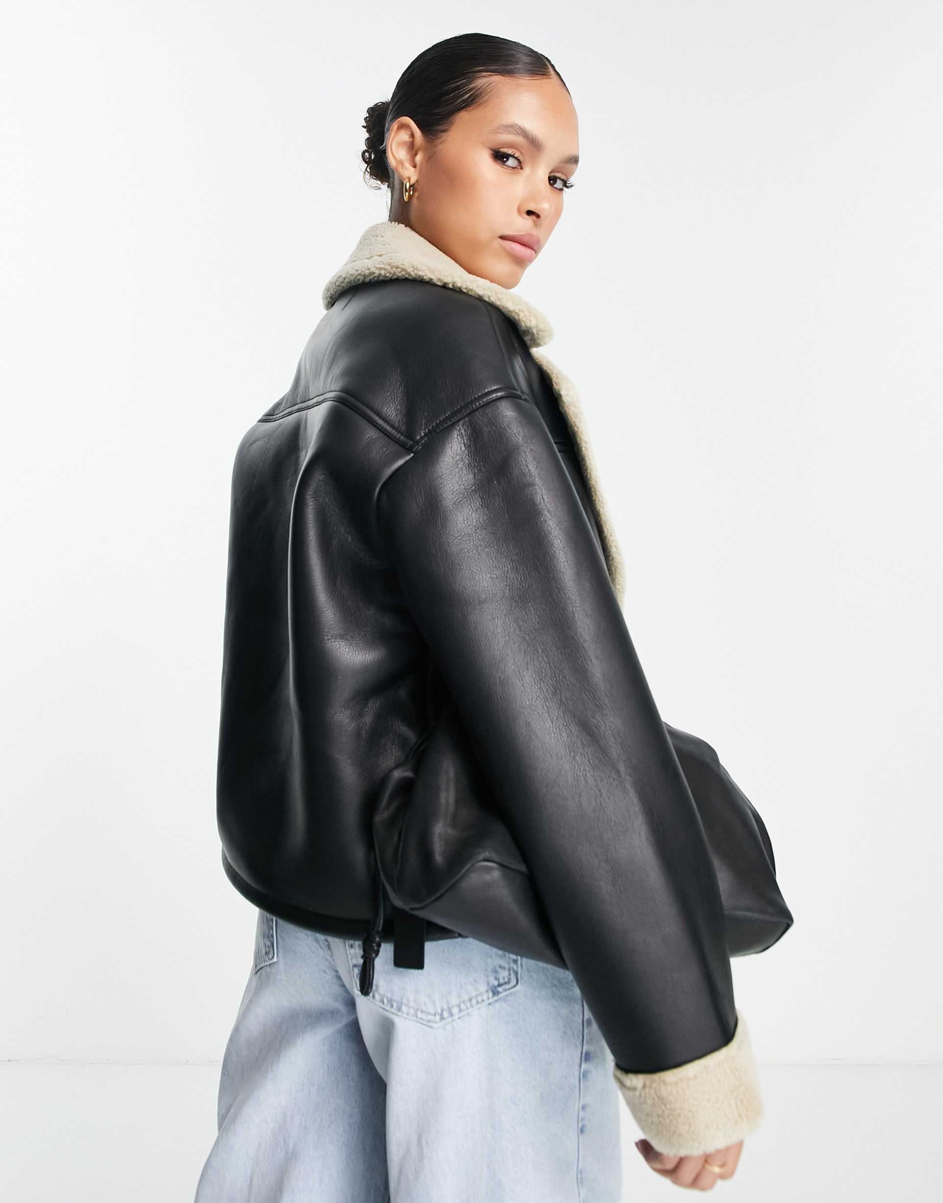 Svart kort jacka med kontrastkant