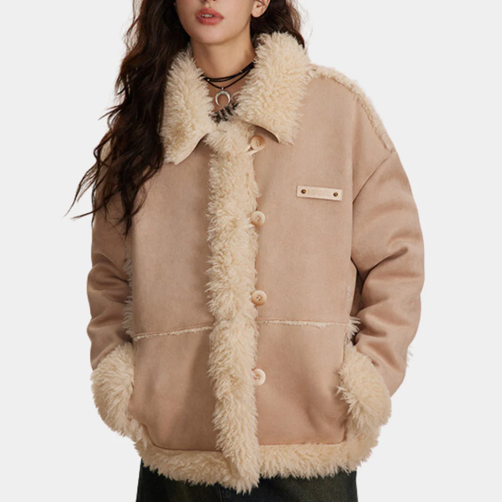 Beige knäppt jacka med krämvit fluffkant