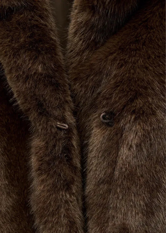 Brun fluffig kort jacka med bred krage