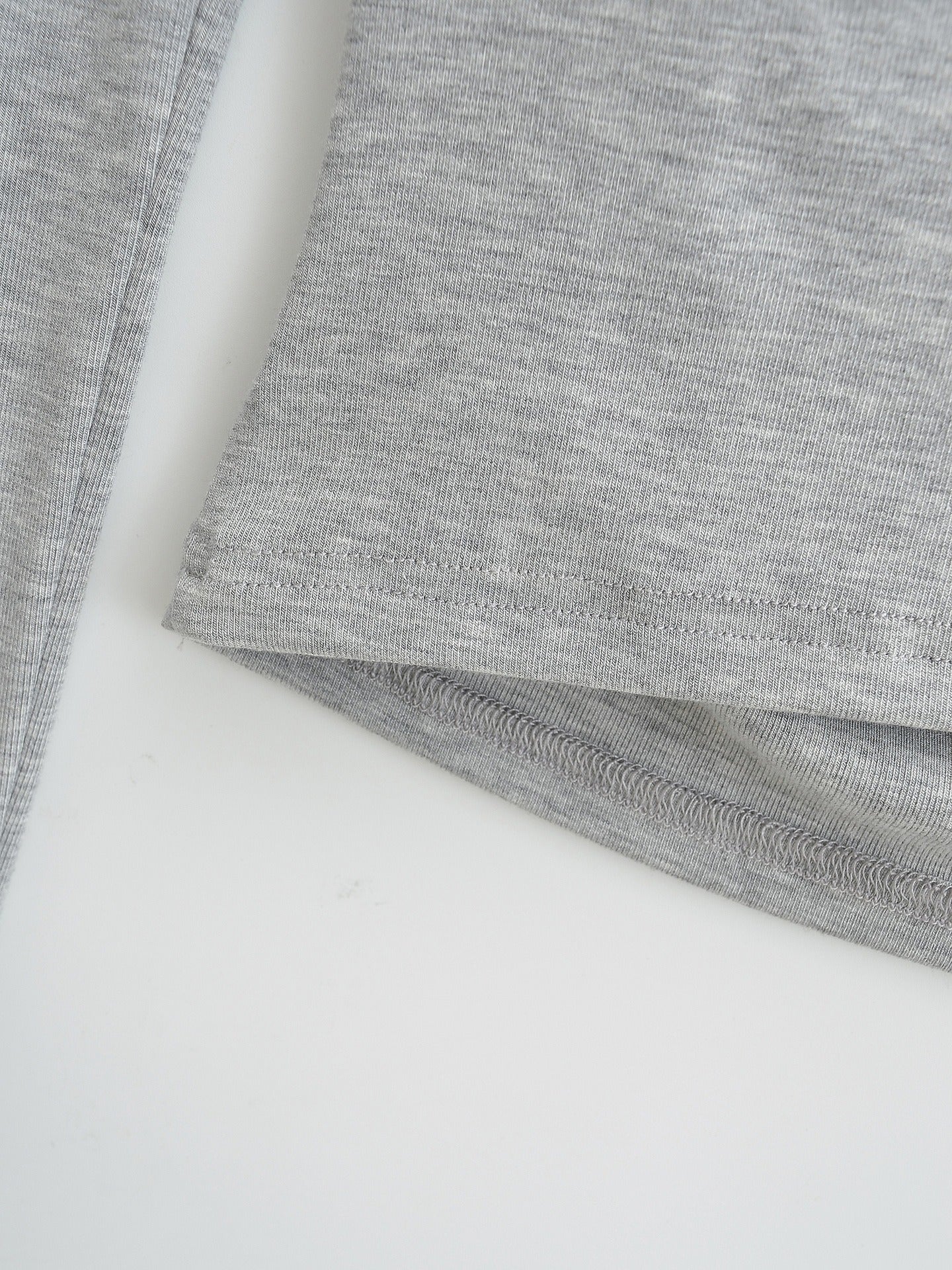 Asymmetrisk baraxlad långärmad topp med rynkdetalj