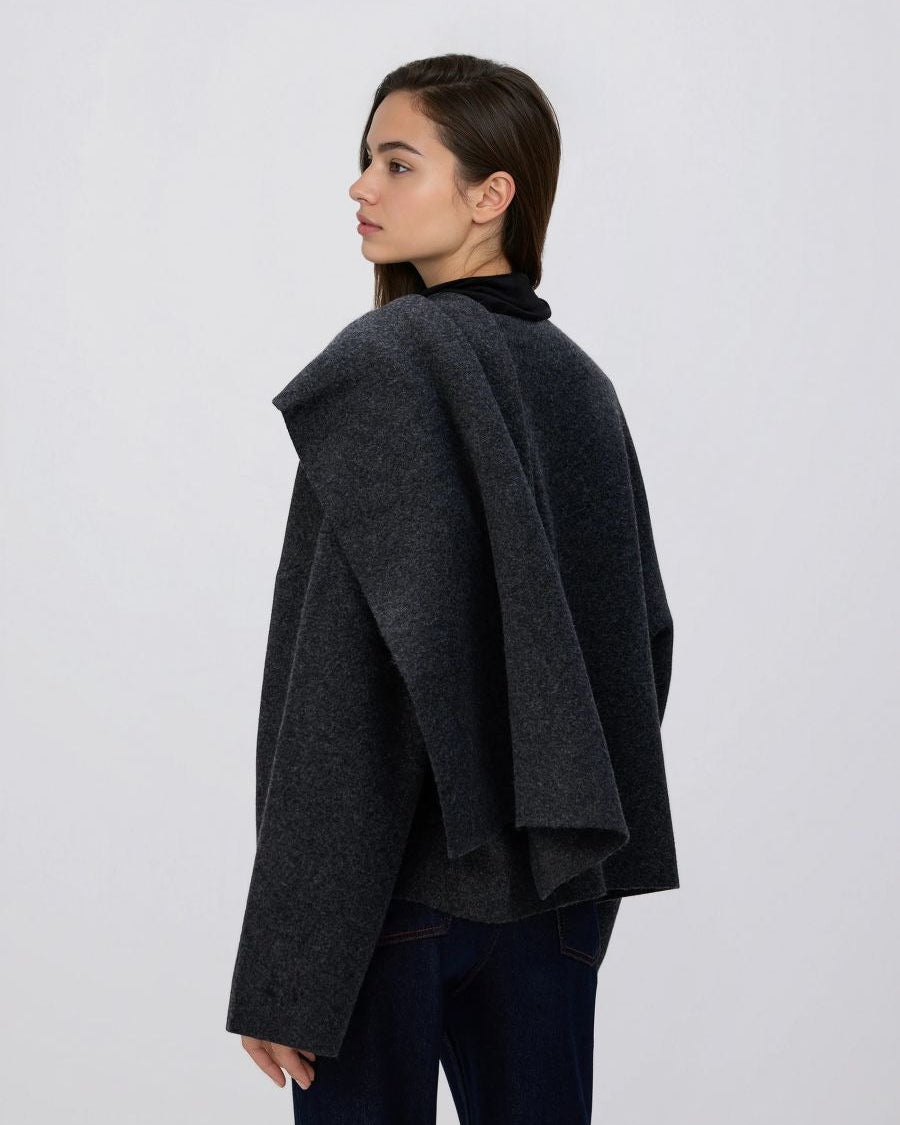 Antracitgrå draperad poncho med asymmetrisk fåll