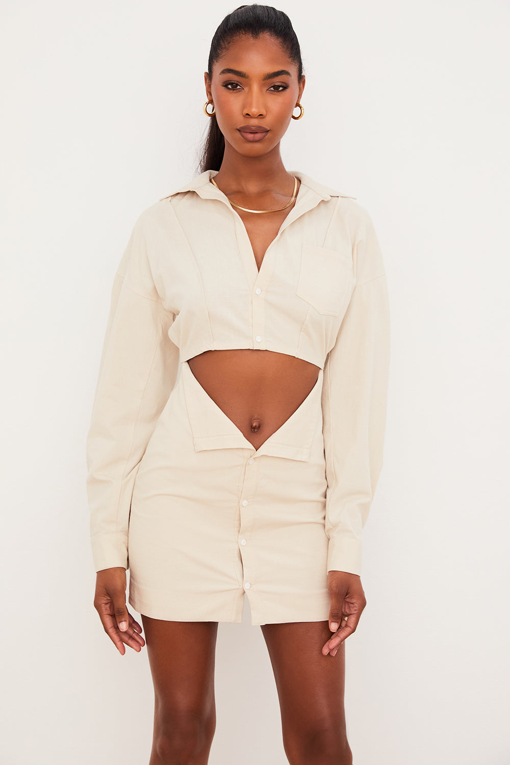 Beige skjortklänning med utskuren midja