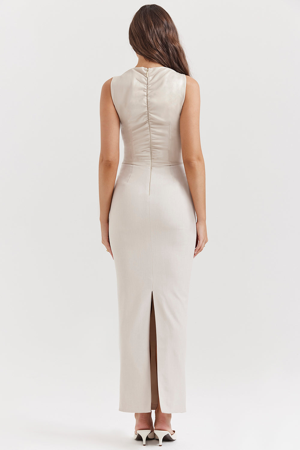 Krämvit ärmlös lång omlottklänning med v-ringning