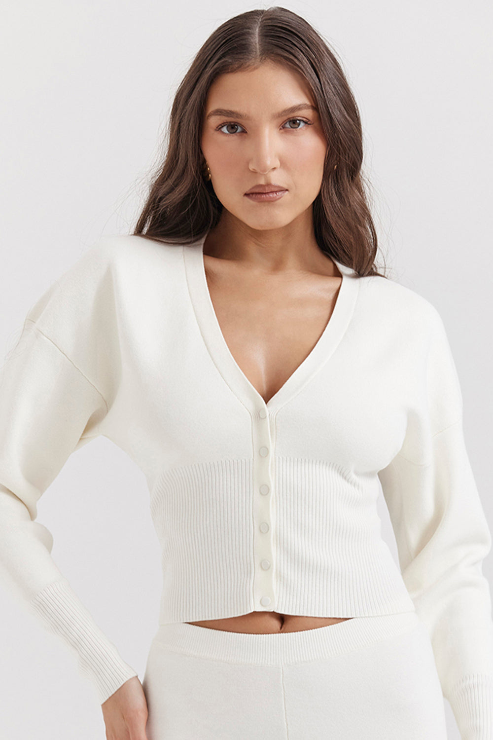 Vit stickad cardigan med V-hals och byxor