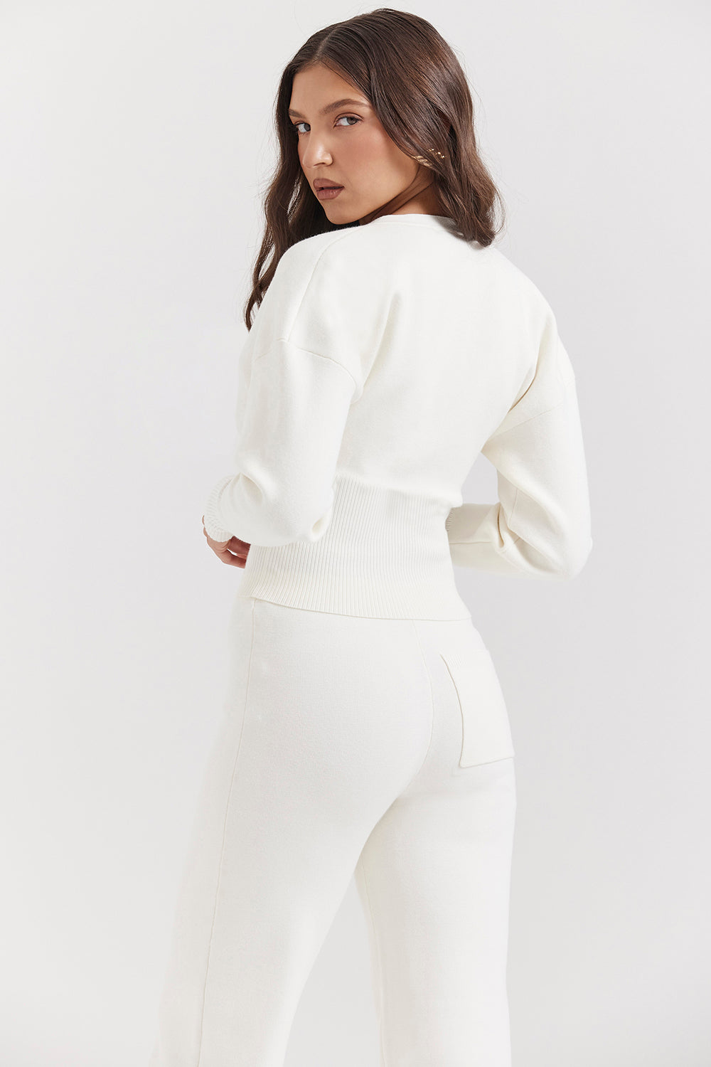 Vit stickad cardigan med V-hals och byxor