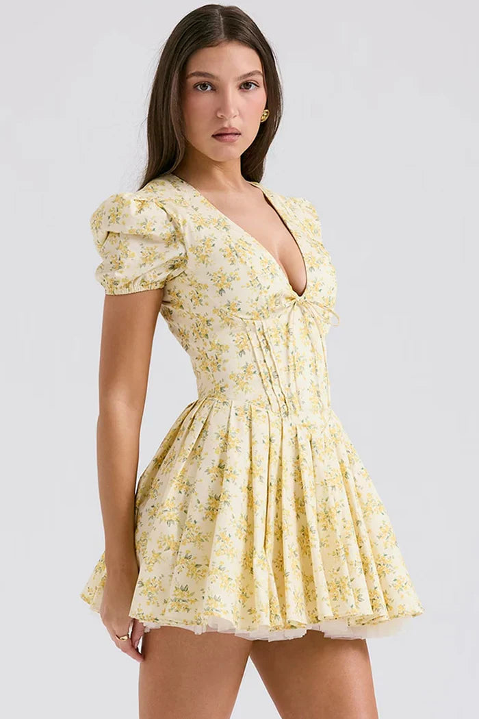 Gul miniklänning med blommönster och puffärmar