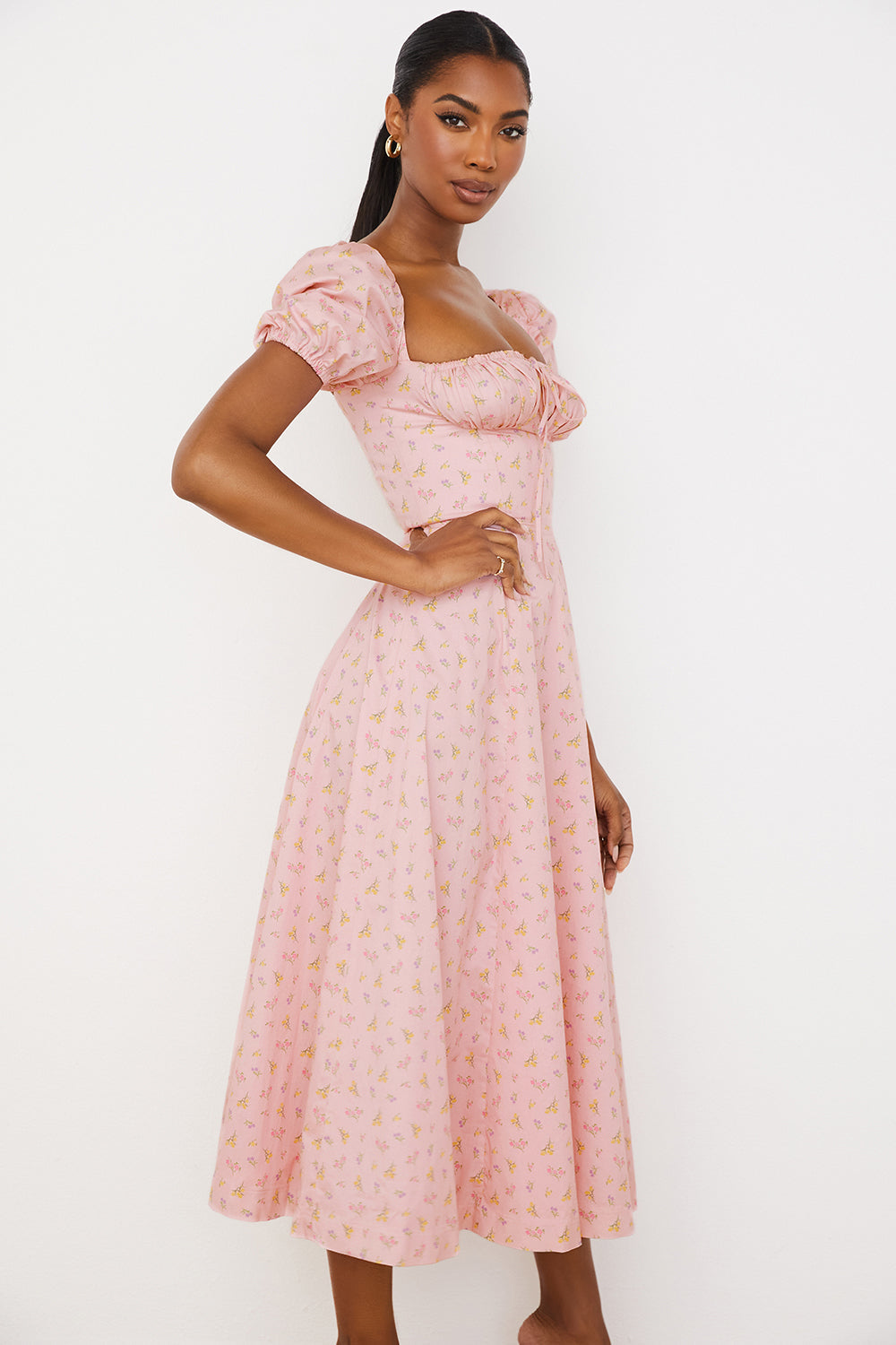 Medium sundress med blommiga puffärmar