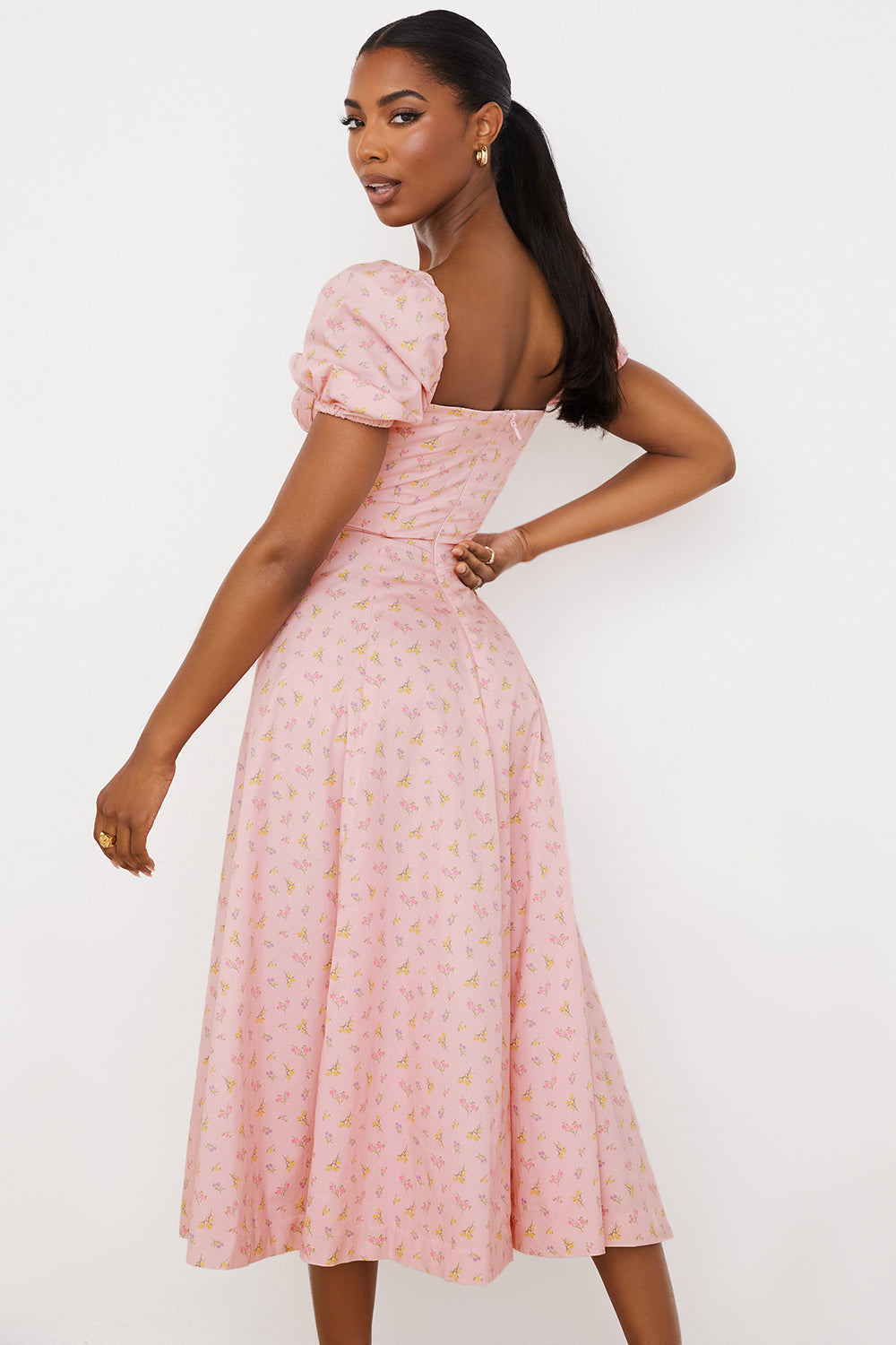 Medium sundress med blommiga puffärmar
