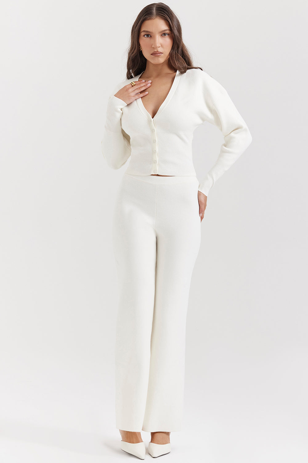 Vit stickad cardigan med V-hals och byxor
