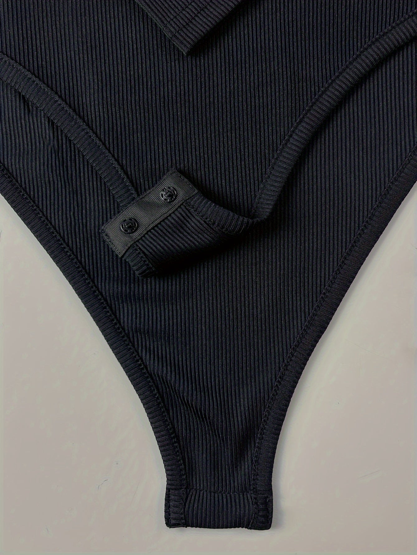 Svart slim body med dragkedja fram