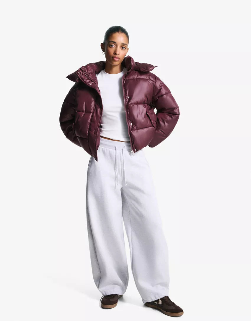 Vinröd kort vadderad jacka med huva