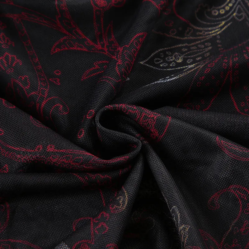 Svart-vinröd blommig paisleytop i transparent finish med fyrkantig ringning