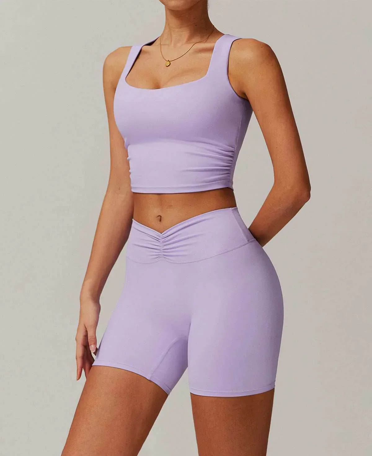 Sömlös sportset med topp och shorts