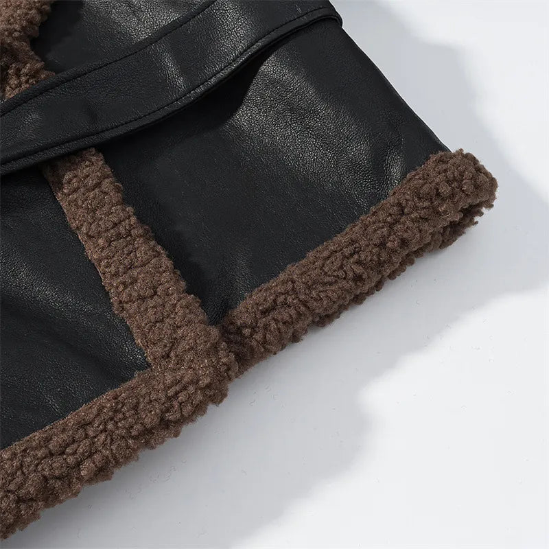 Svart vinterjacka med fluffig brun krage och bälte