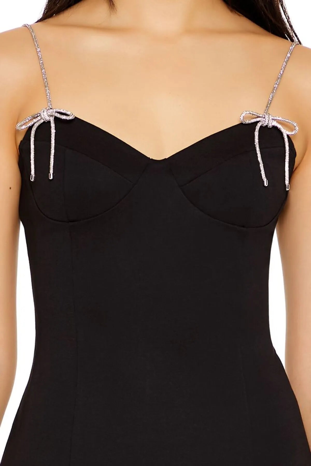 Svart miniklänning med glittrande axelband