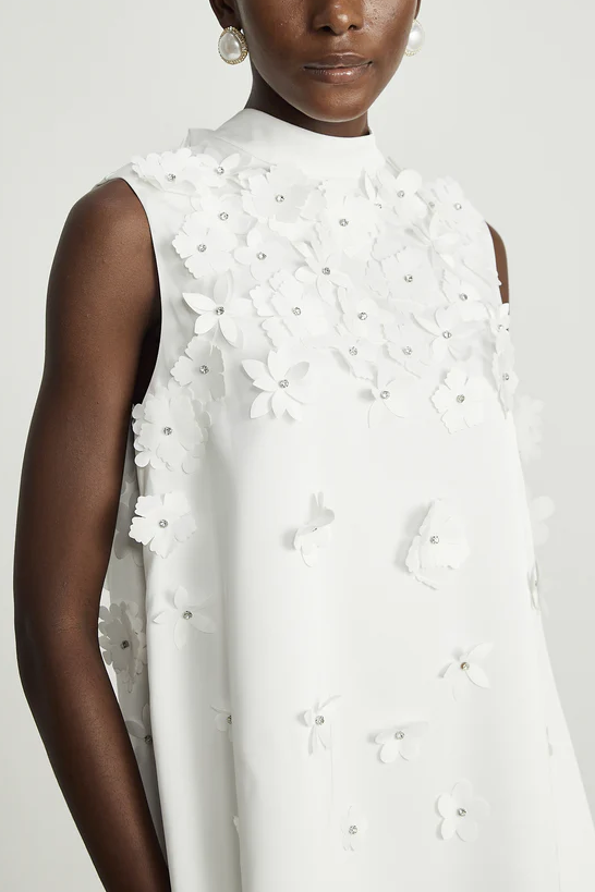 Vit ärmlös klänning med 3D-blommor