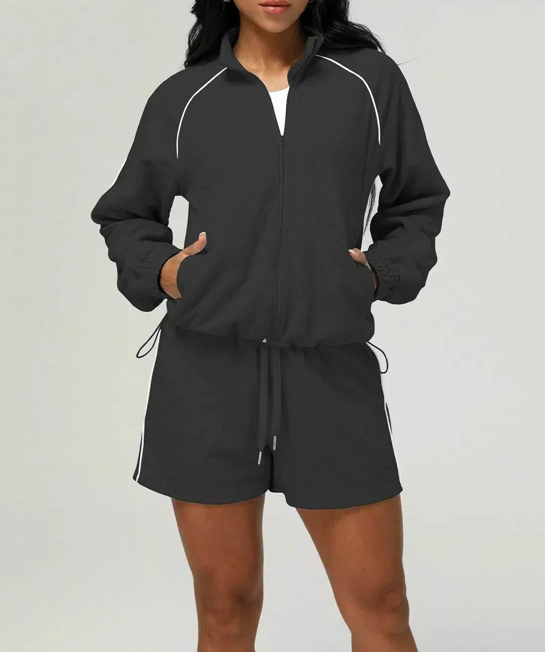 Sportig träningsoverall med jacka och shorts