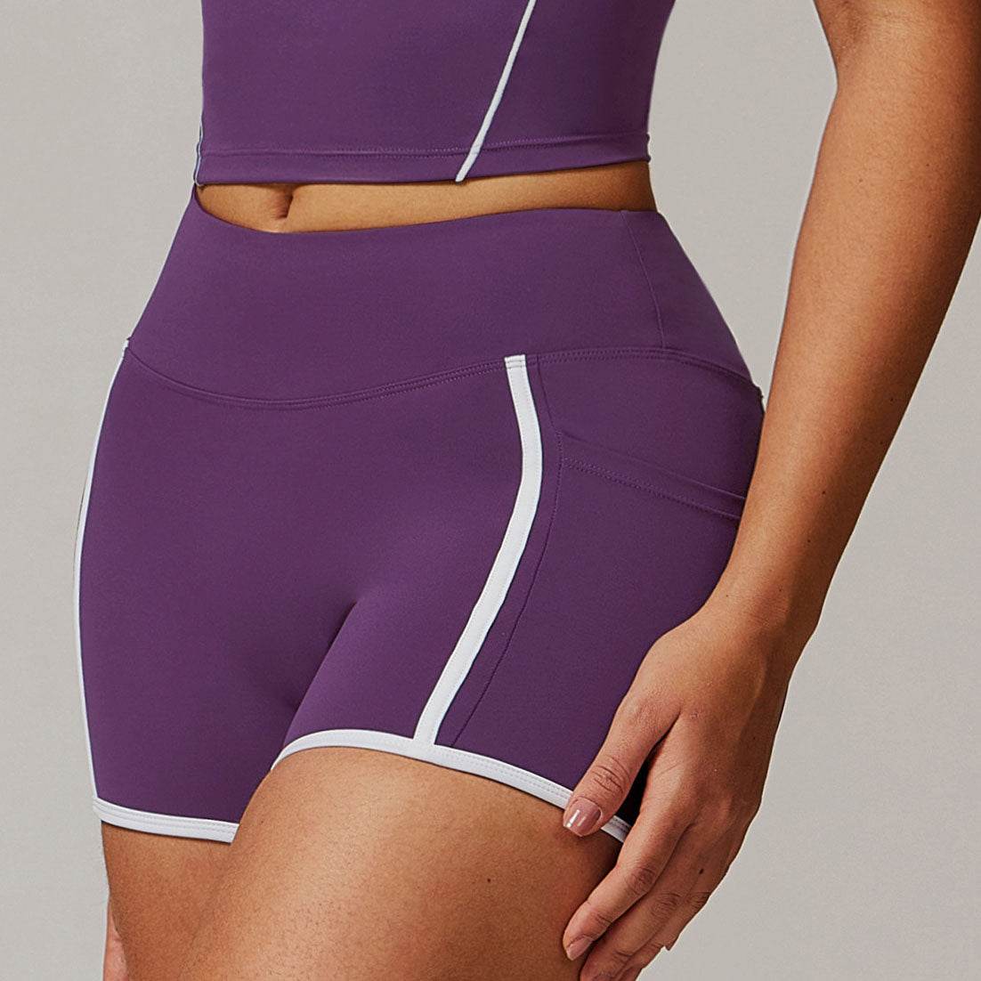 Sportiga shorts med hög midja och kontrasterande detaljer