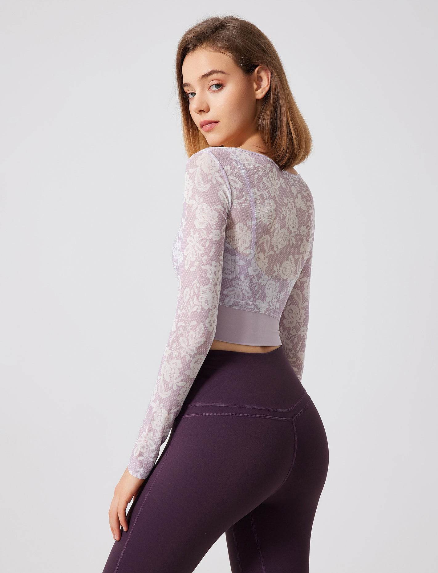Croppad topp med blommönster och meshärmar