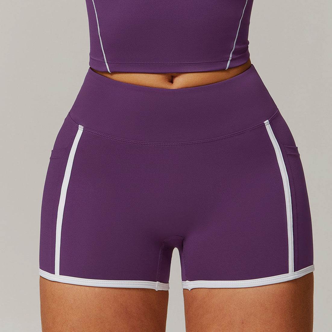Sportiga shorts med hög midja och kontrasterande detaljer