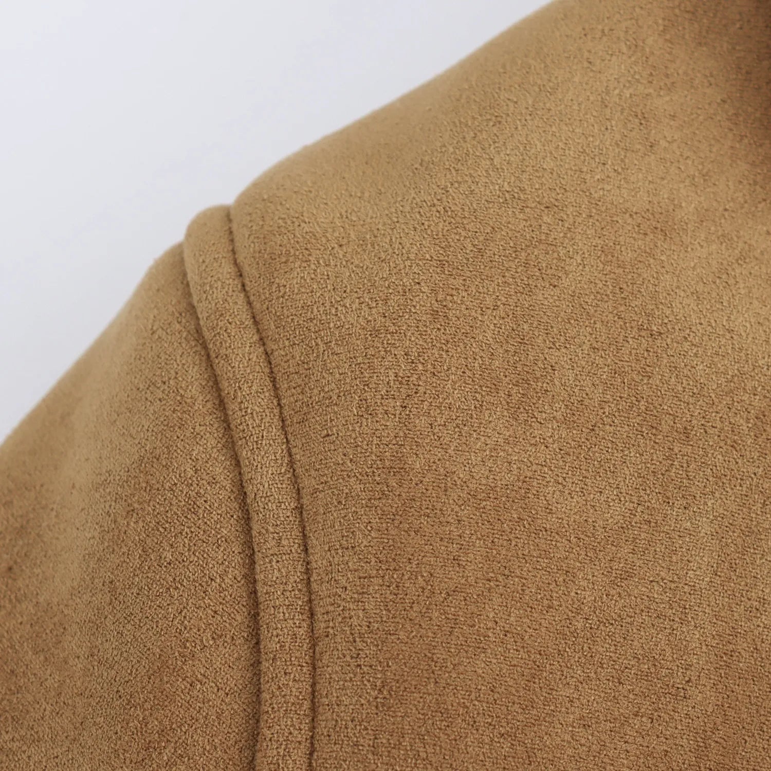 Brun kappa med mjuk krage och knappar