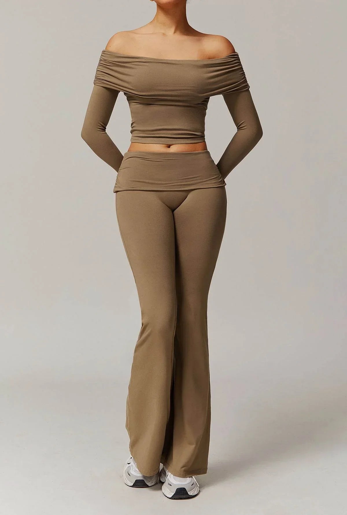 Off-shoulder set med utsvängda byxor