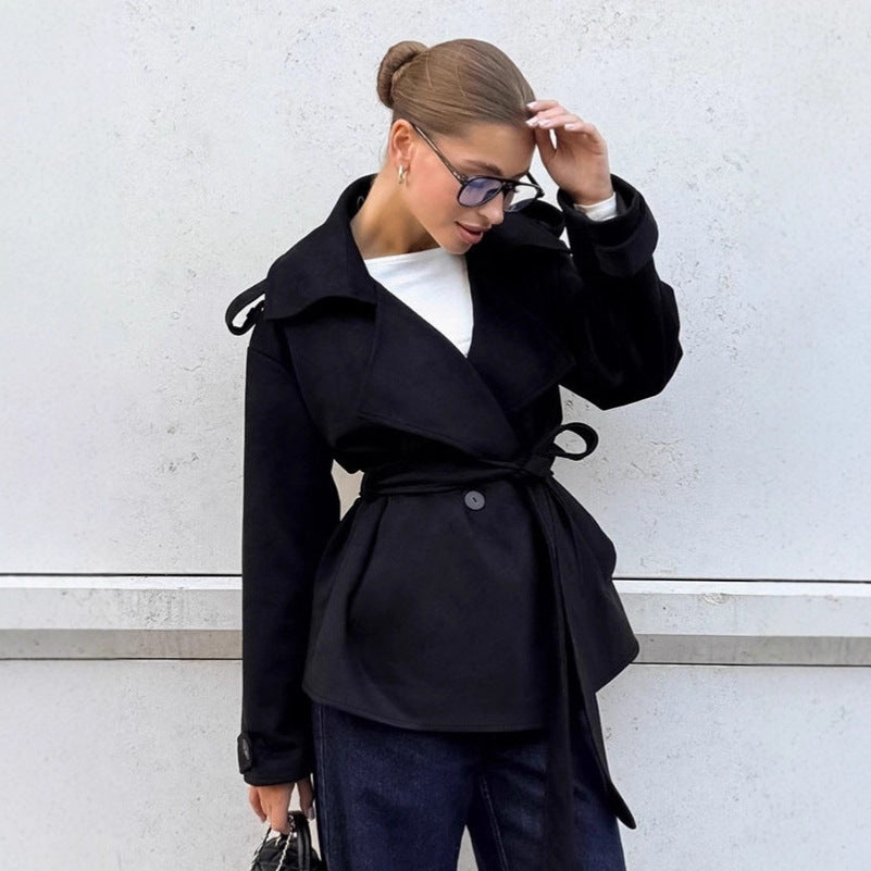 Trenchinspirerad kort jacka med knytskärp och vida slag