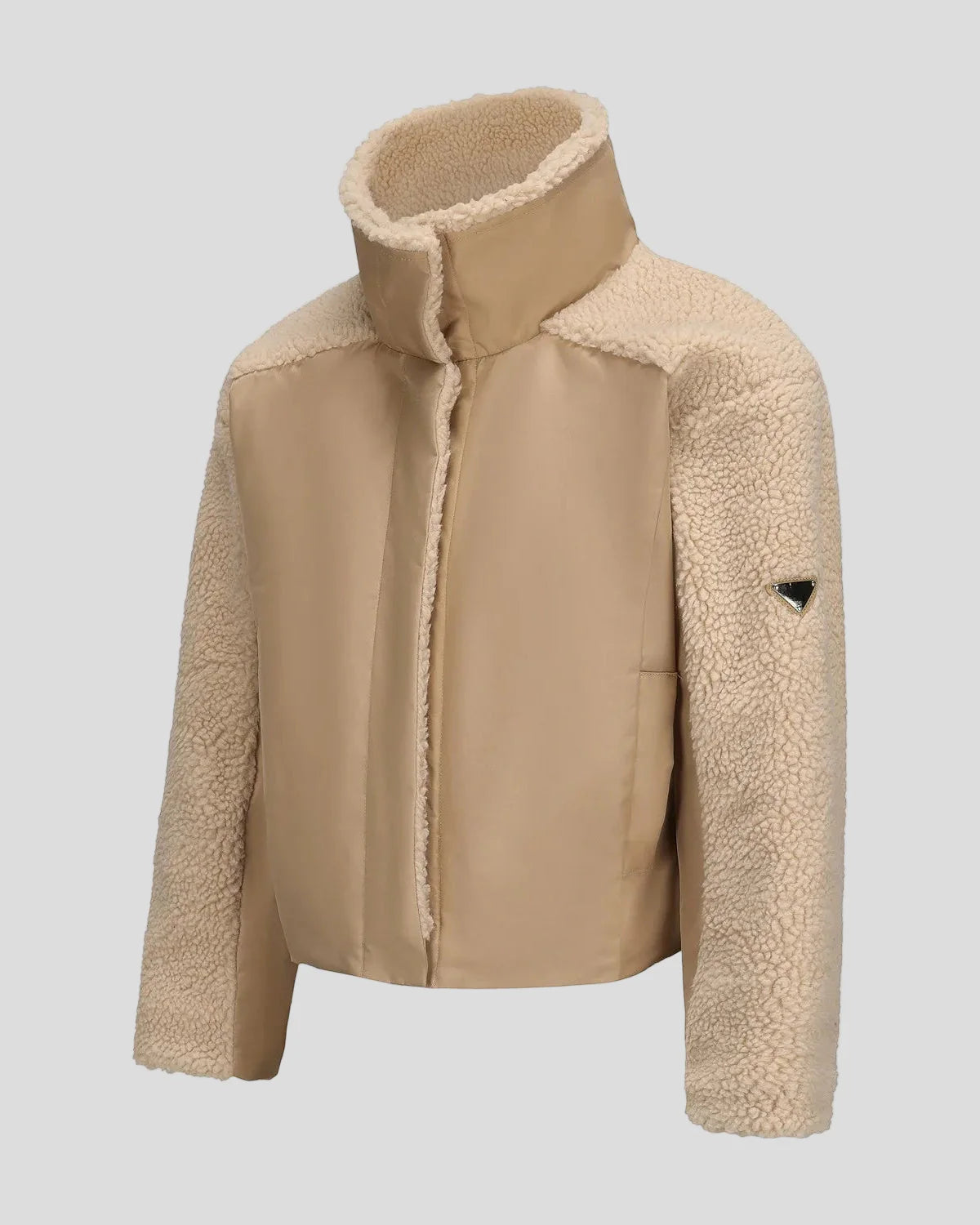 Pufferjacka med hög krage och texturerade ärmar – dragsko i fåll