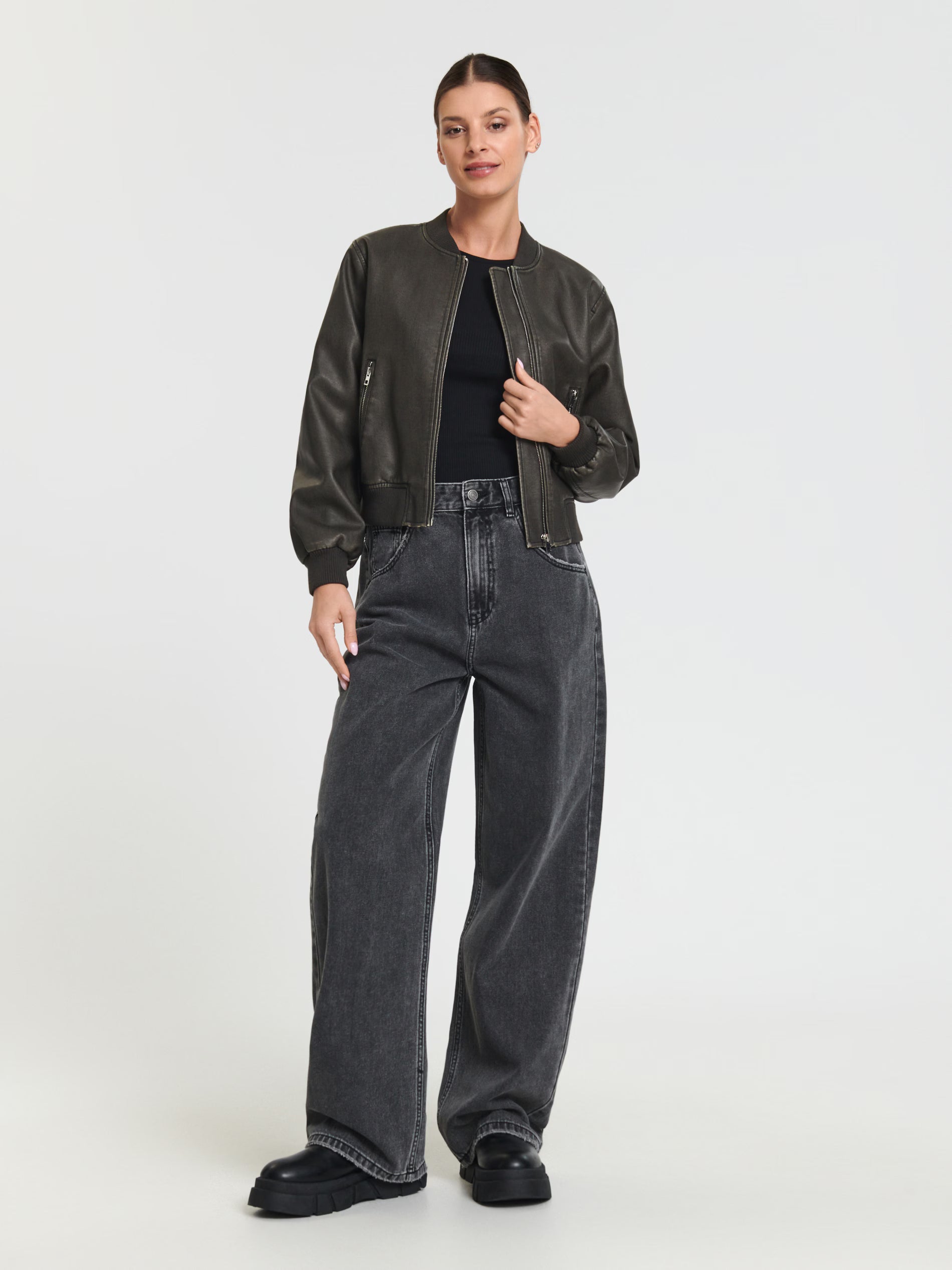 Svart bomberjacka med dragkedjefickor