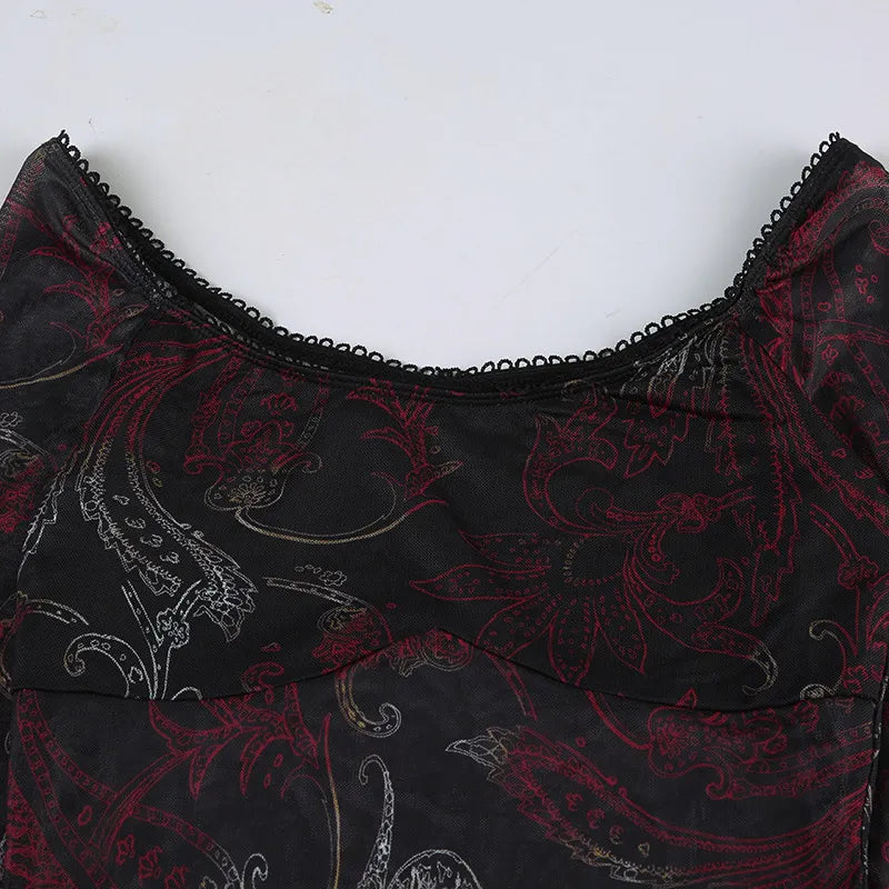 Svart-vinröd blommig paisleytop i transparent finish med fyrkantig ringning