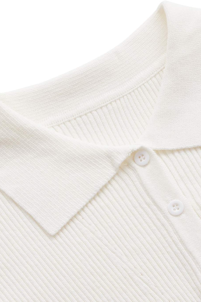 Stickad polotopp med kort ärm och knappar