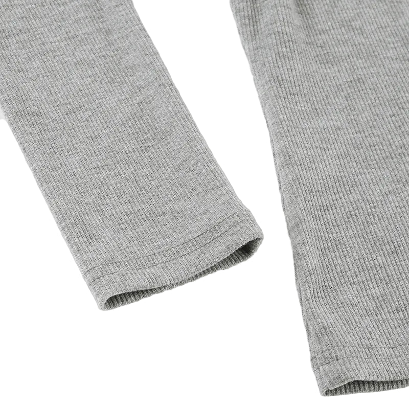 Ljusgrå baraxlad topp med vikt kant