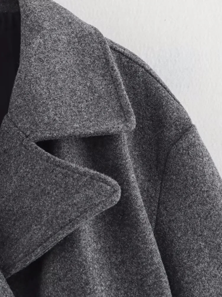 Grå kort dubbelknäppt jacka med breda slag