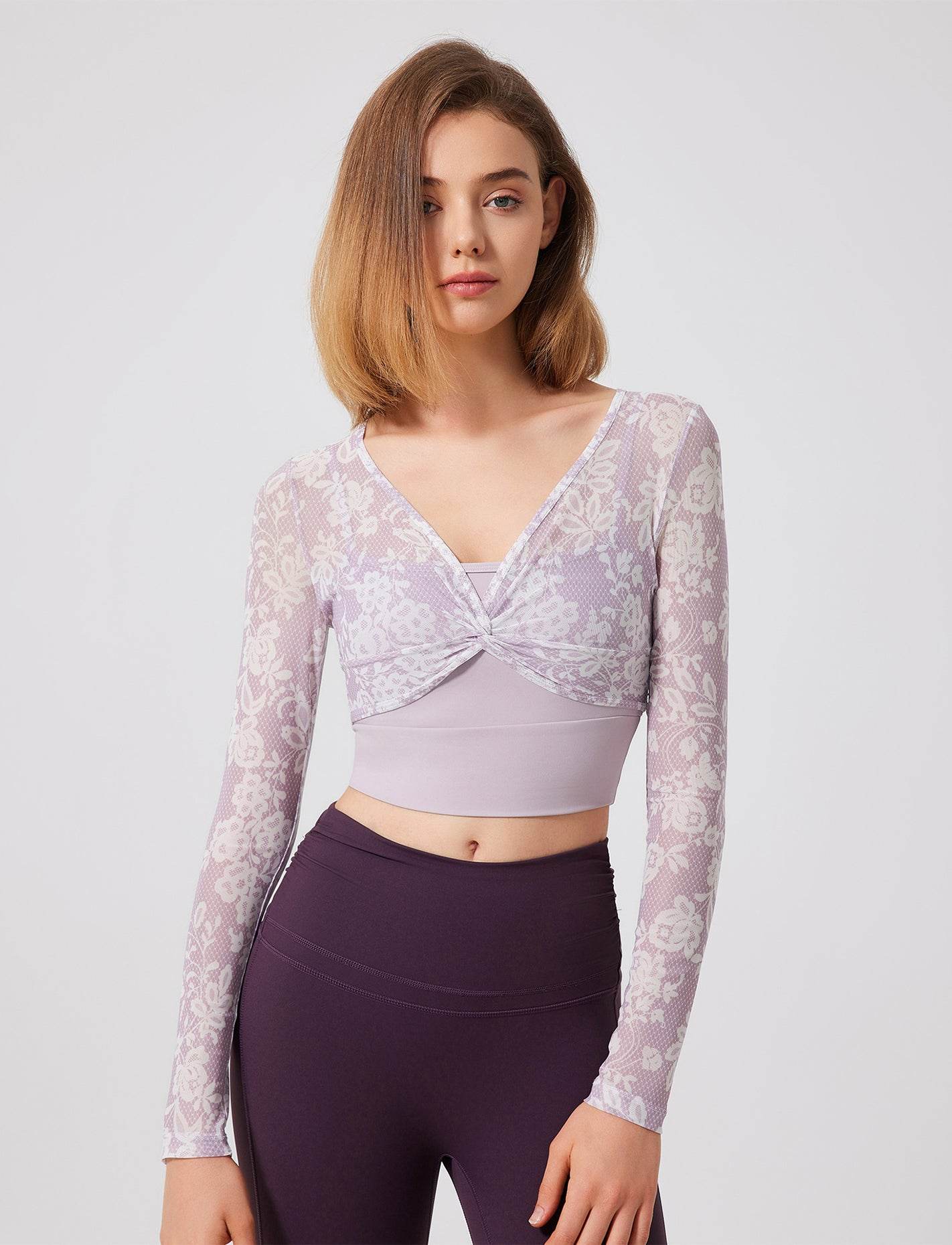 Croppad topp med blommönster och meshärmar