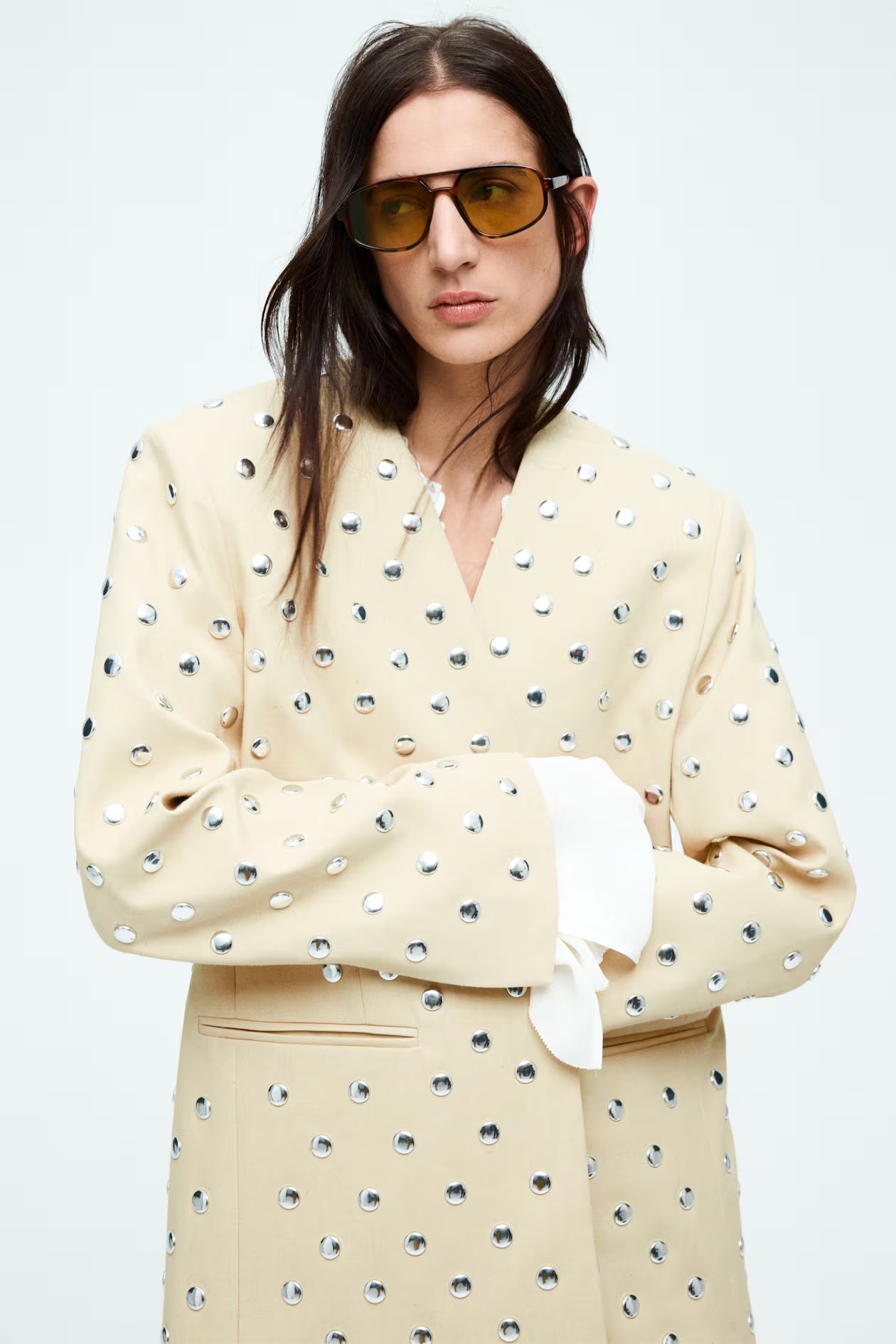 Creme kavaj med silvernitar