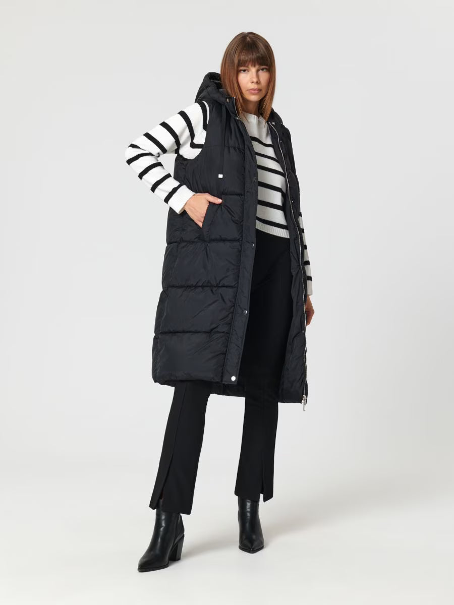 Lång vadderad väst med huva och slitsar