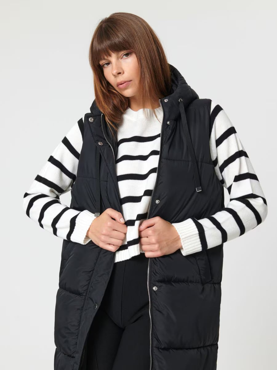 Lång vadderad väst med huva och slitsar