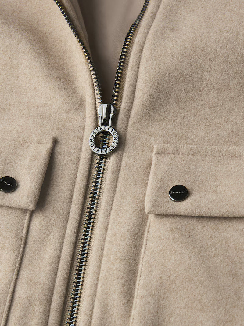 Beige kort jacka med mjuk krage