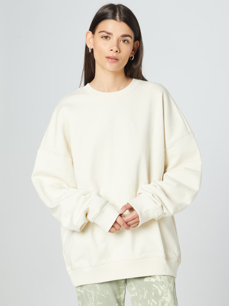 Krämfärgad oversize sweatshirt med nedhasade axlar