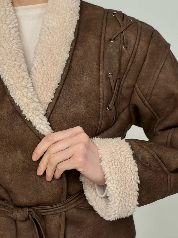 Brun omlottjacka med knytskärp och mjuk kant