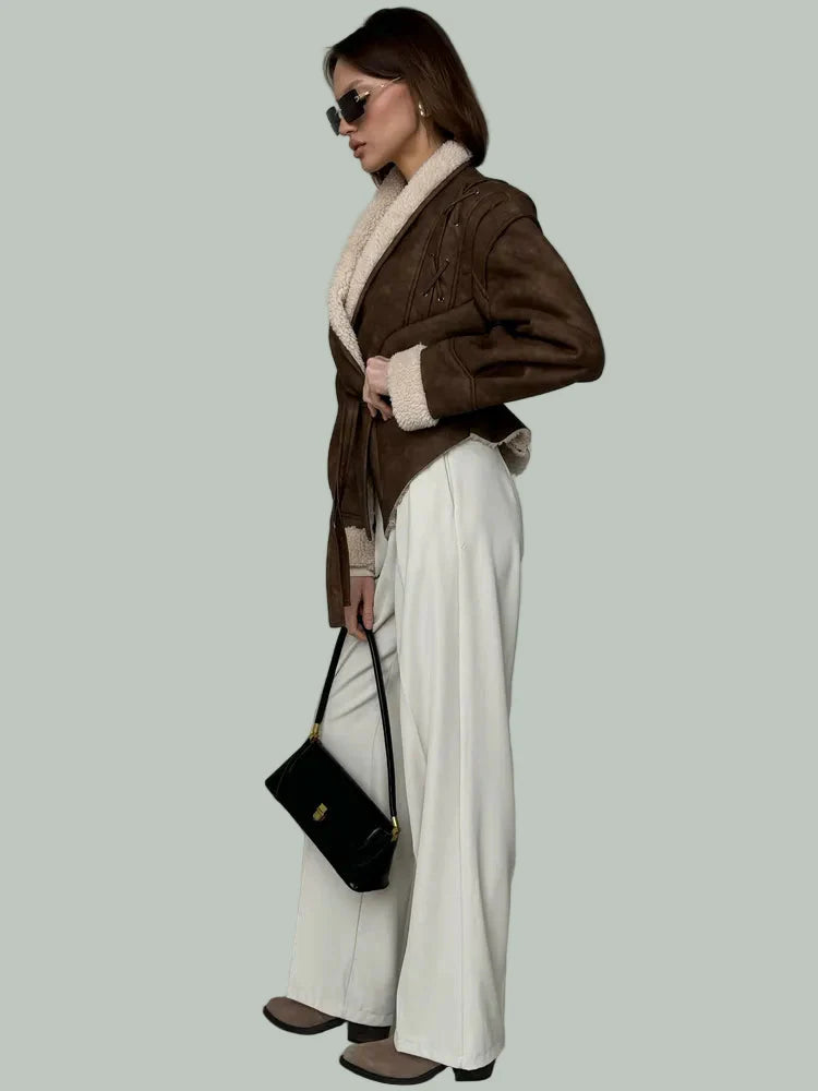 Brun omlottjacka med knytskärp och mjuk kant