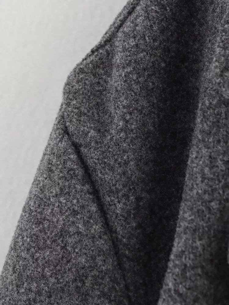 Grå kort dubbelknäppt jacka med breda slag