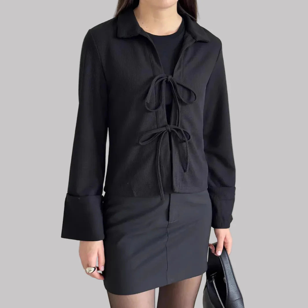 Blus med knytning fram och krage