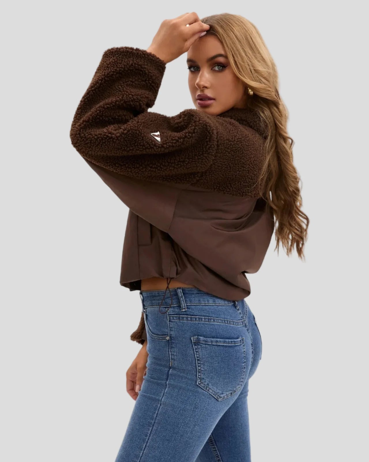 Pufferjacka med hög krage och texturerade ärmar – dragsko i fåll