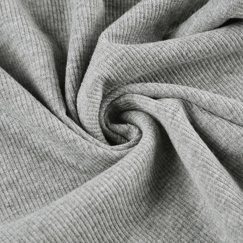 Ljusgrå baraxlad topp med vikt kant