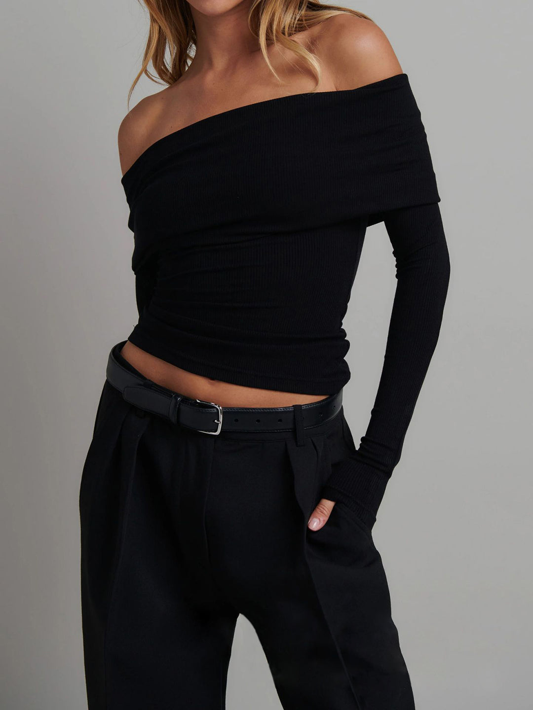 Off-Shoulder Ribbstickad Topp med Långa Ärmar