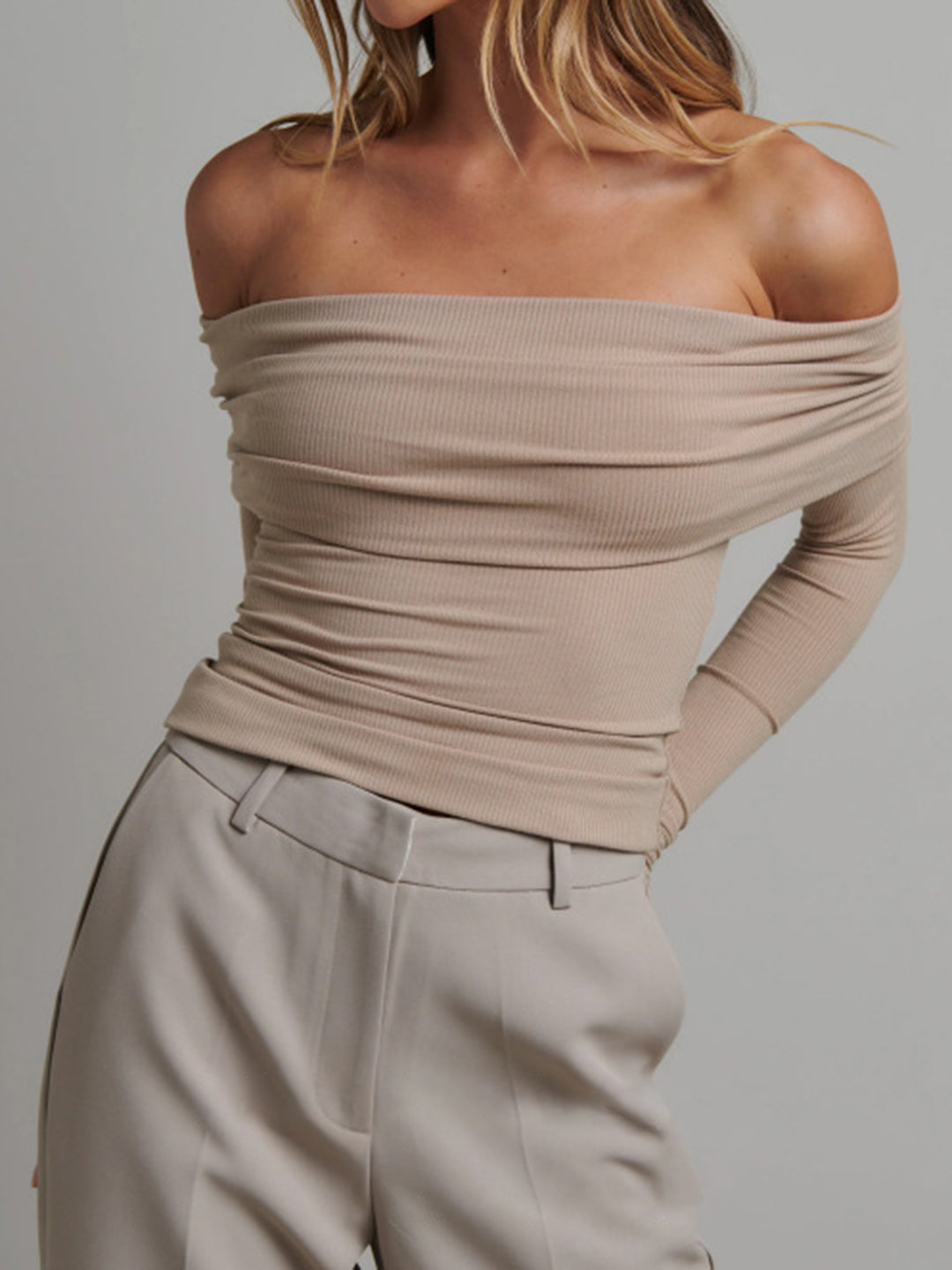 Off-Shoulder Ribbstickad Topp med Långa Ärmar