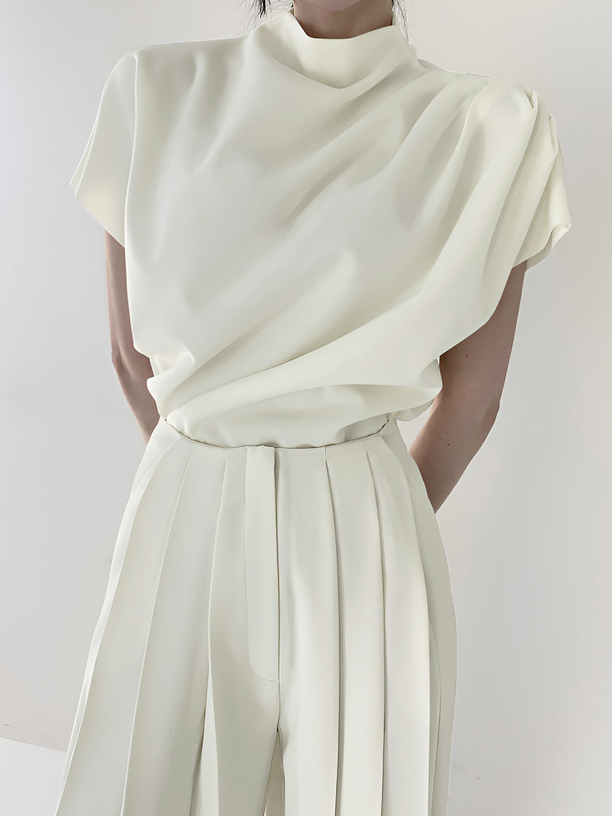 Asymmetrisk draperad topp med kort ärm