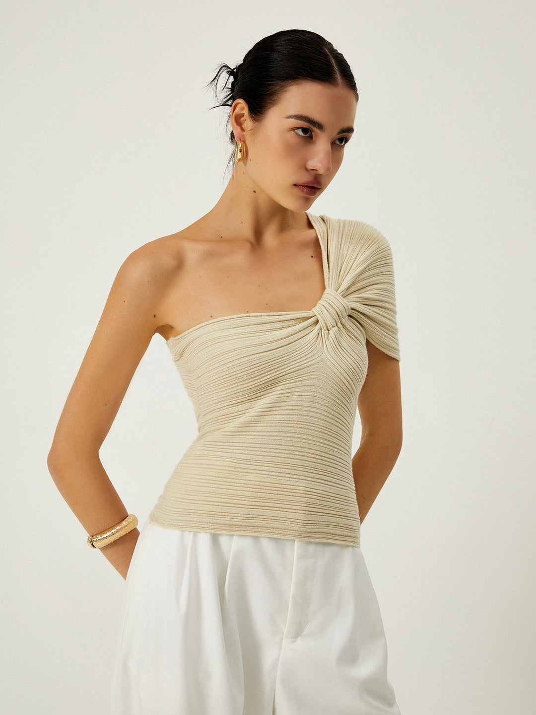 Asymmetrisk ribbstickad topp med knutdetalj
