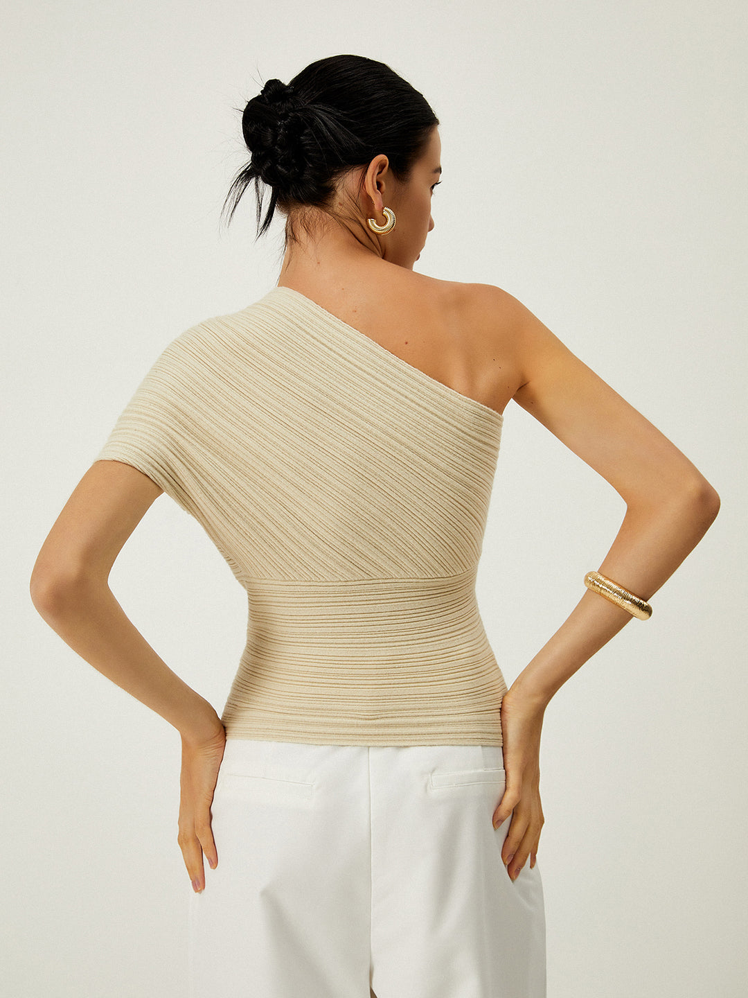Asymmetrisk ribbstickad topp med knutdetalj